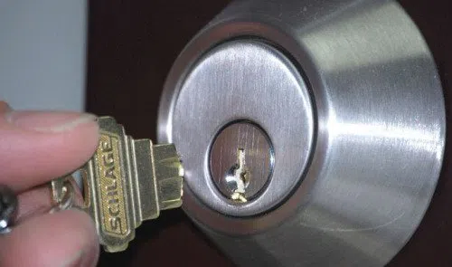 Royal Locksmith Store San Antonio, TX 210-780-7326 - key-broke-in-lock